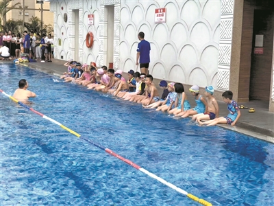 游泳馆里参加培训的小朋友准备上课。广州日报全媒体记者 廖艺 摄